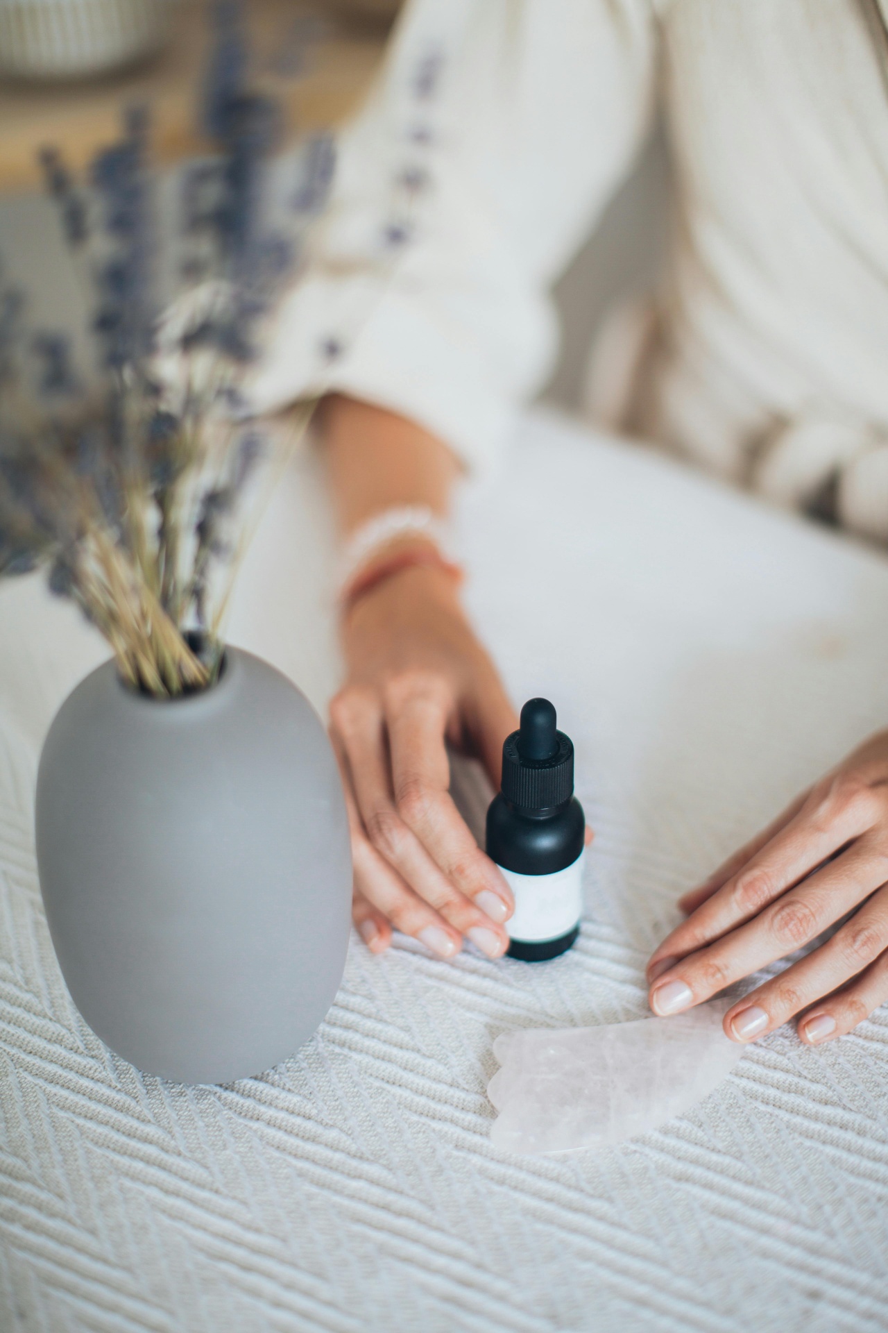 Electric Jade Roller vs Manual: Pros, Cons & Recommendations 2026