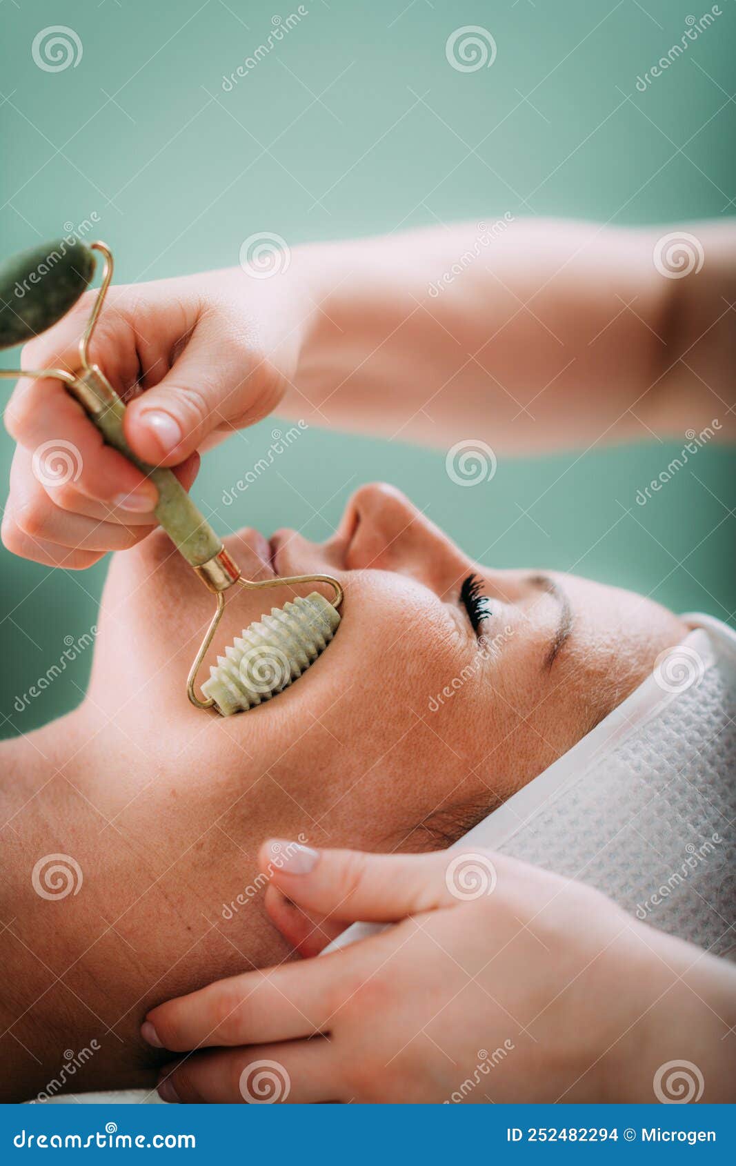 Jade roller and acne-prone skin guide